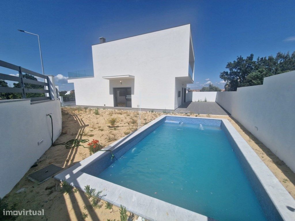 Moradia isolada com piscina e garagem...