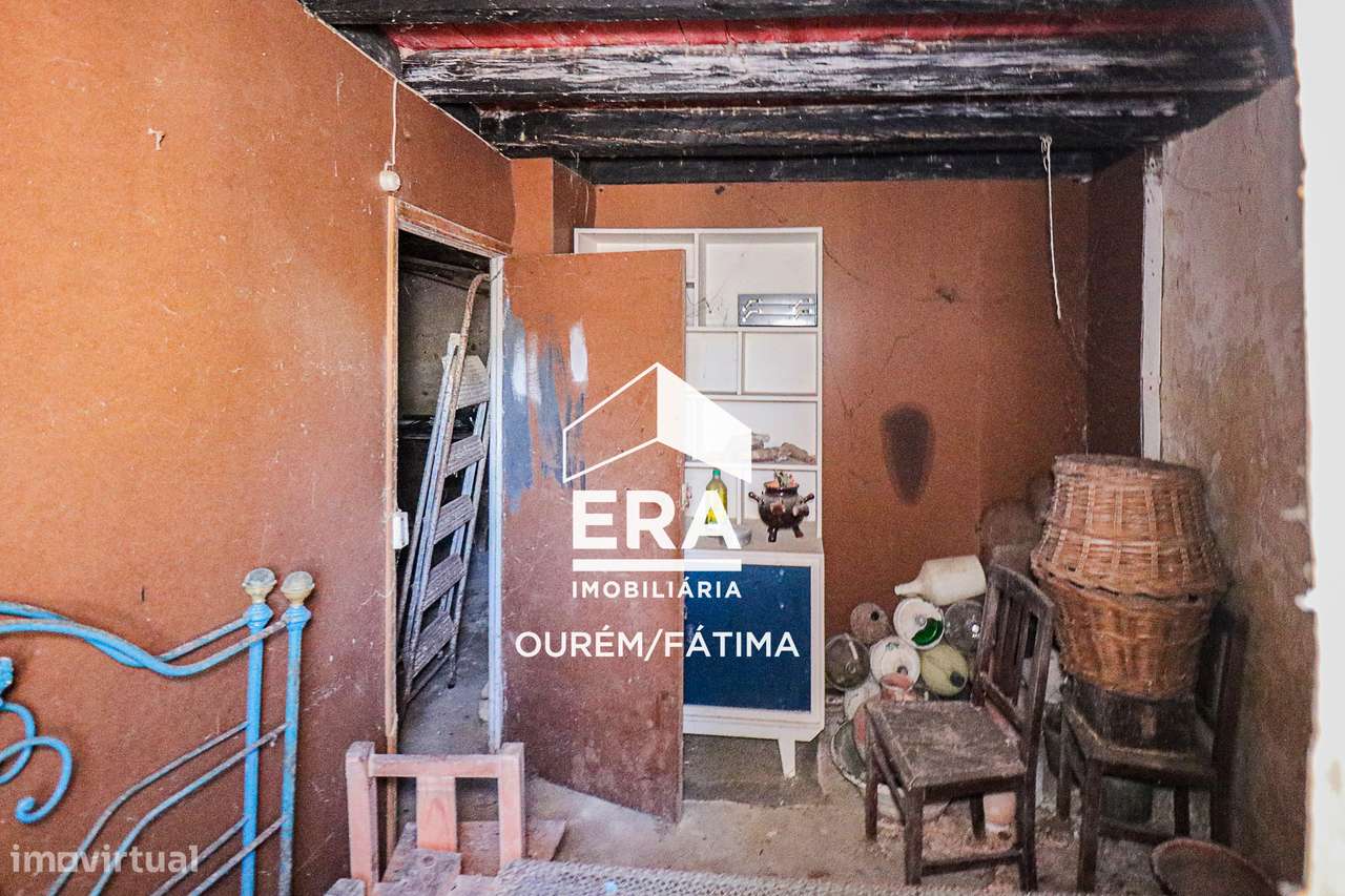 Moradia T2 para reconstrução no Olival-12