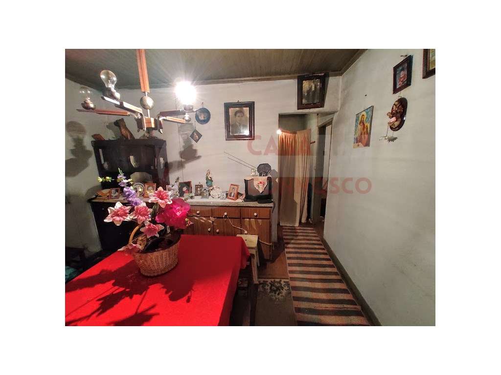 Moradia M3 com pátio e terreno com poço-8