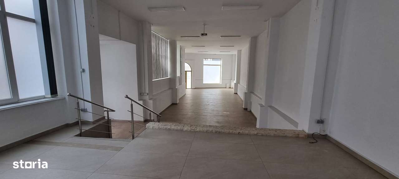 Inchiriez spatiu ultracentral Pitesti, 700 mp, vitrina mare stradala - Imagine principală: 5/19