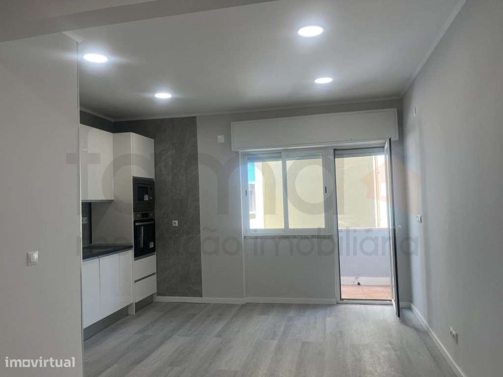 Apartamento T1 Remodelado com Varanda e Elevador-4
