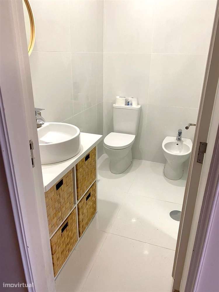 Apartamento T4 c/ varanda renovado à Av. da Boavista-23