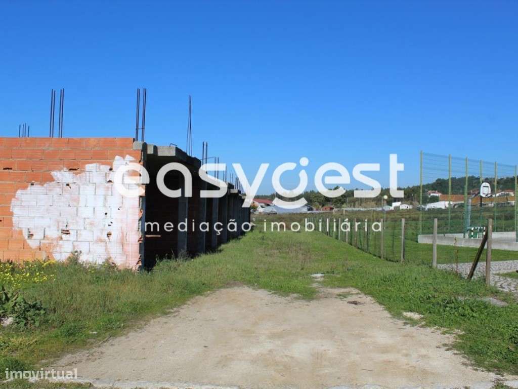 Terreno para construção com 6 moradias já iniciadas, com 170m2 área - Grande imagem: 2/40