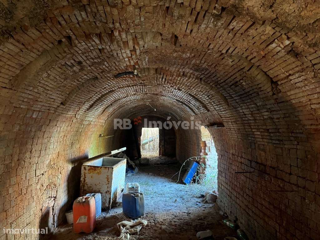 Armazém para recuperar com 1654 m2 de terreno, situado no Entroncam... - Grande imagem: 5/8