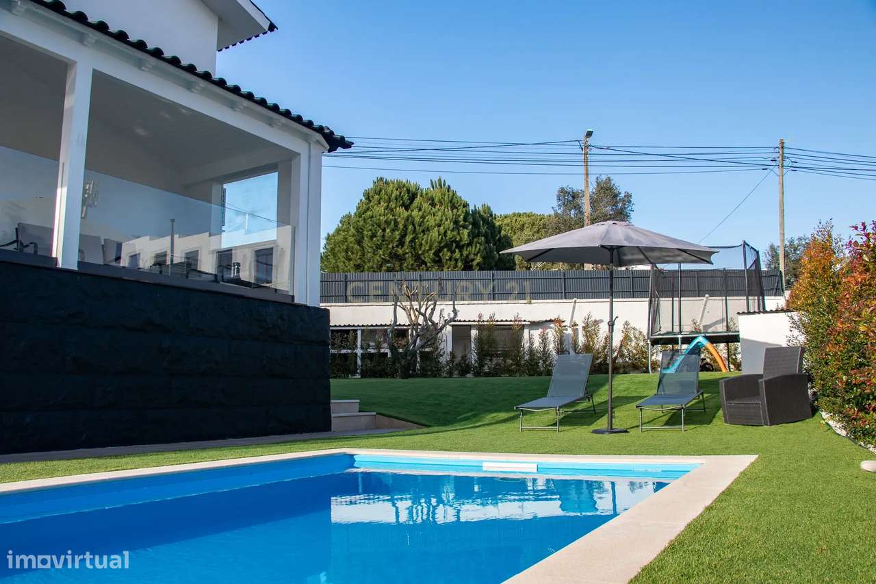 Vivendo o Sonho: Luxuosa Moradia T5 em Albarraque com Espaço de Lazer-8