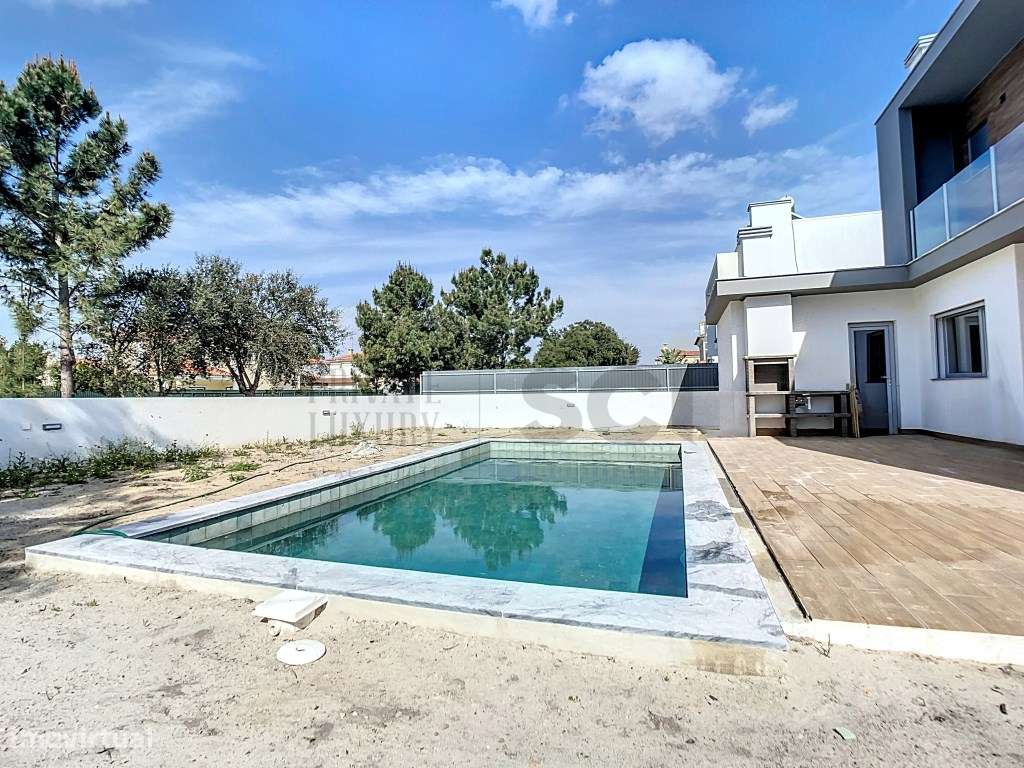 Moradia T4 Térrea Isolada em Azeitão com Piscina e Garagem-31