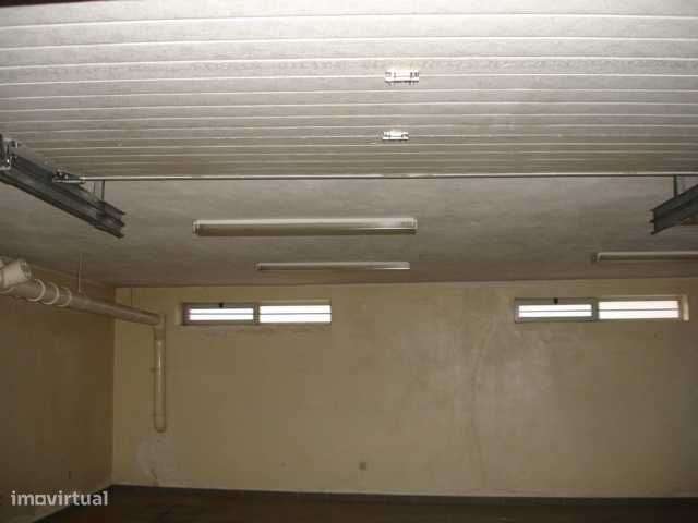 Garagem e Arrumos com WC - 60 m2 - Grande imagem: 5/12