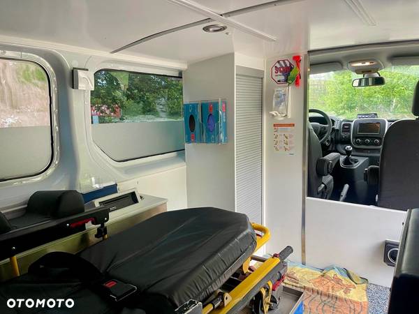 Renault Trafic Ambulans - 8