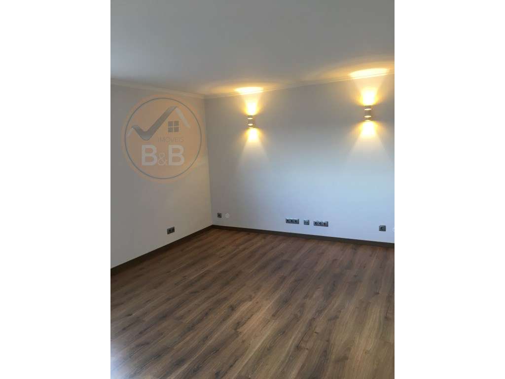 Apartamento T3 com garagem em Valbom-5
