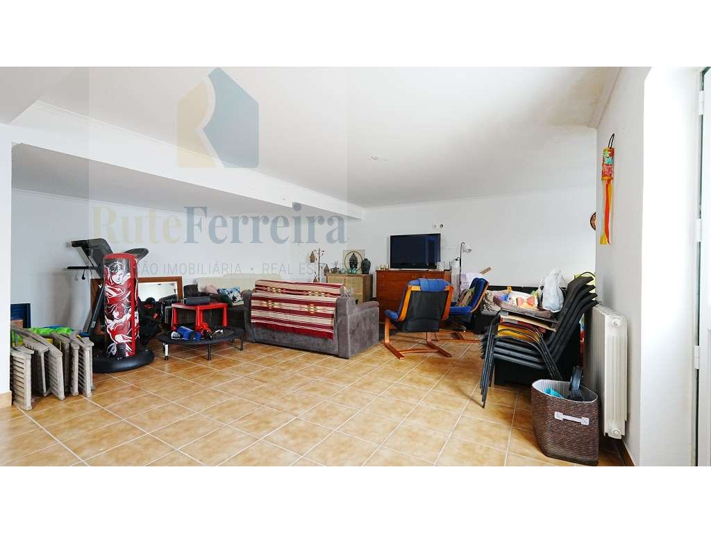 Moradia T3 localizada em São Pedro da Cadeira com jardim-30