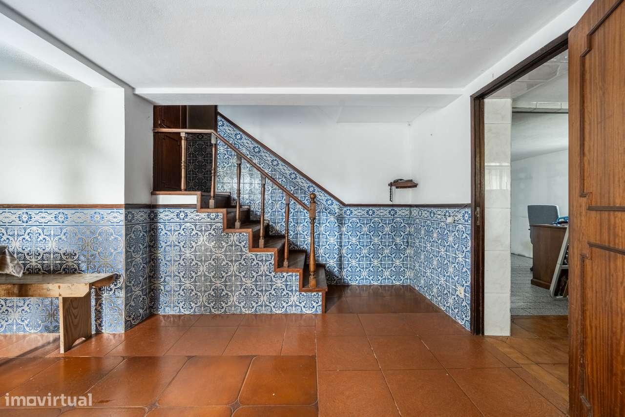 Moradia T4 de gaveto em Nogueira-24