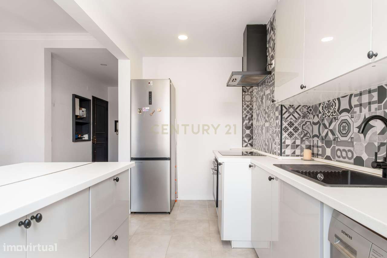 Apartamento T2 com 2 WC's e Varanda Ampla – Totalmente Renovado – Bura-20