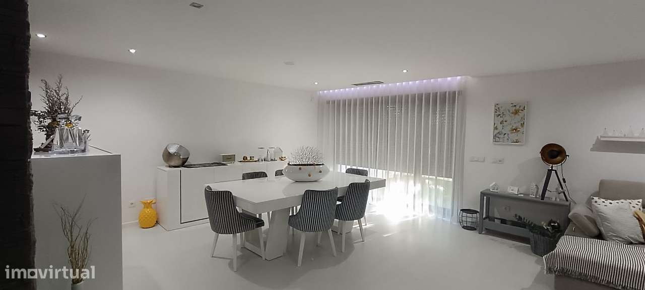 Moradia T5 de Luxo com Piscina e Garagem-4