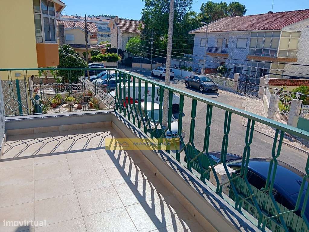 Moradia T4 totalmente remodelada, garagem, sotão e espaço exterior,...-38
