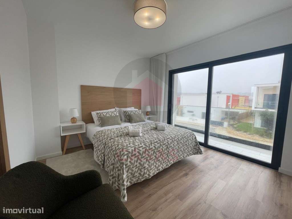 Moradia de arquitectura moderna com piscina privada-32