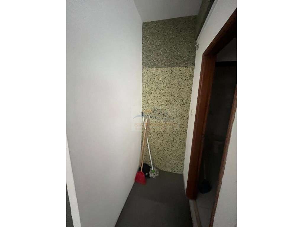 Loja em Rés do Chão e Pode ser transformada em Apto T2 à frente do ... - Grande imagem: 5/11