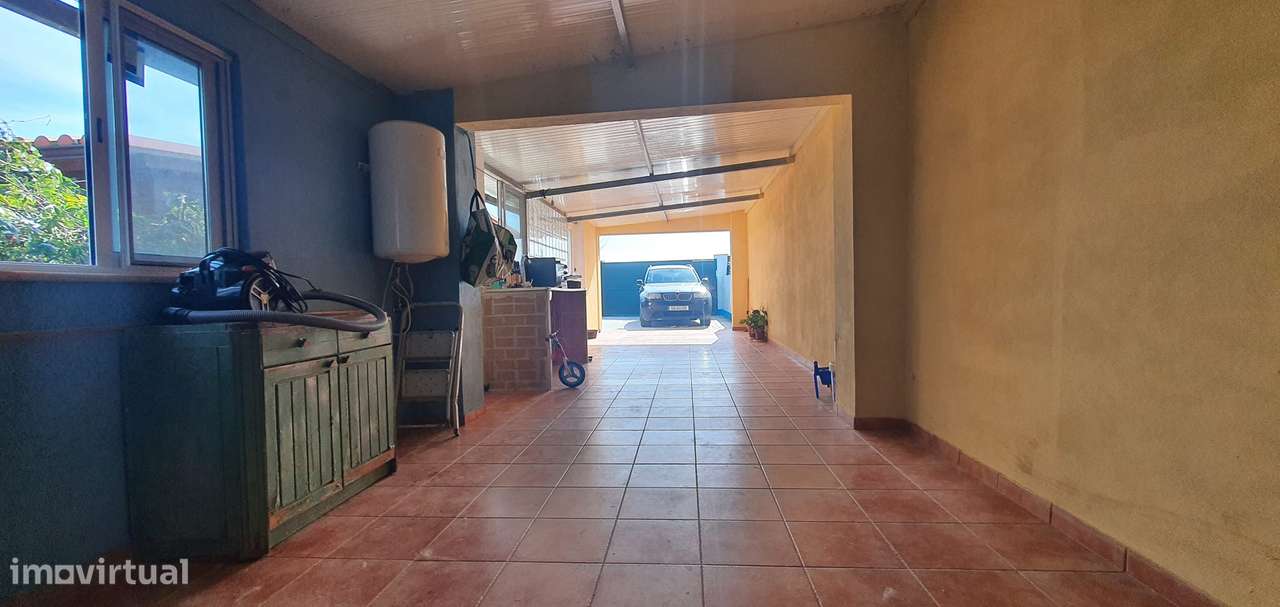 Lindíssima Moradia em Madeira inserida num terreno de 540m2 garagem-16