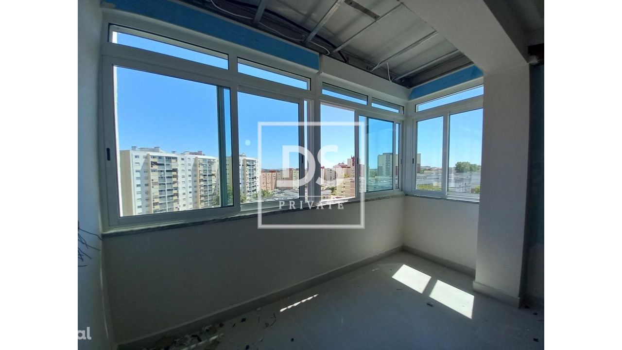 Apartamento  com 3 assoalhadas, remodelado, em Corroios.