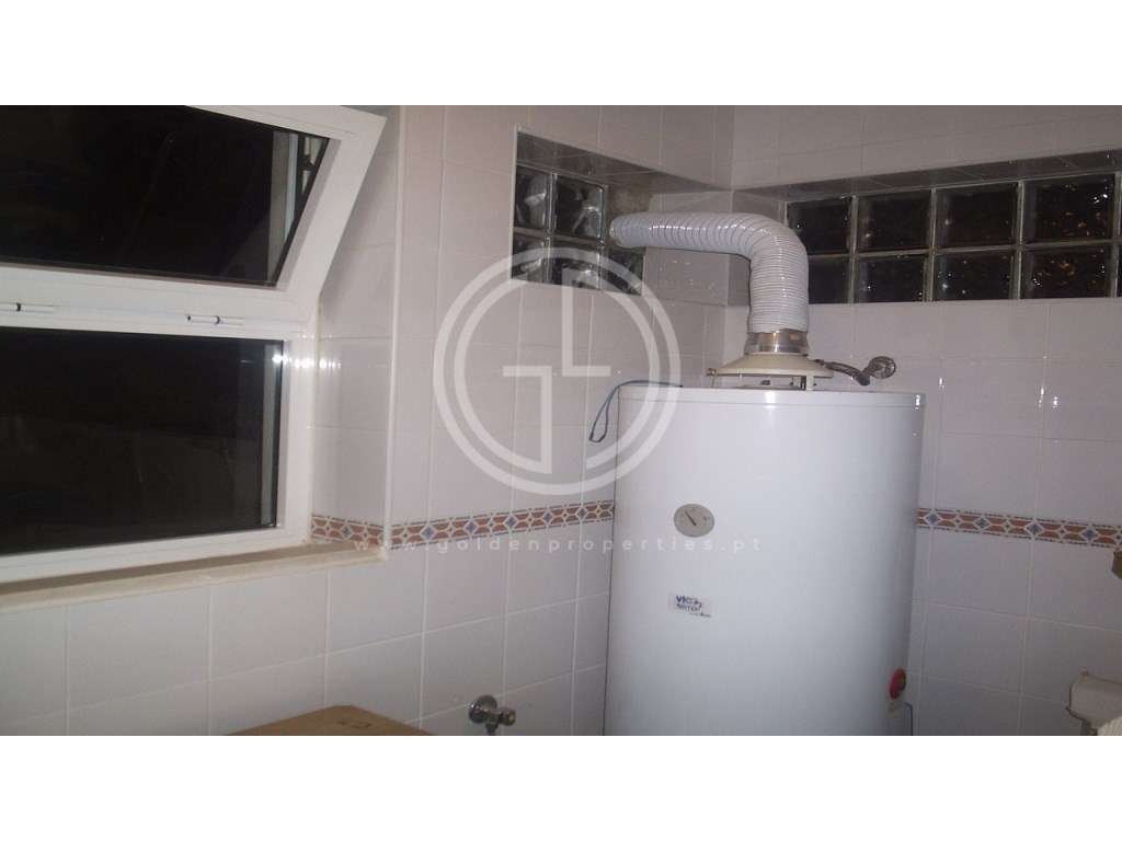 Moradia T4 com piscina localizada numa zona calma entre Loulé e Alm...-30