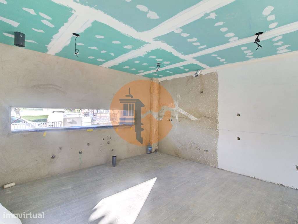 Moradia Isolada V4 com Piscina em Construção-12