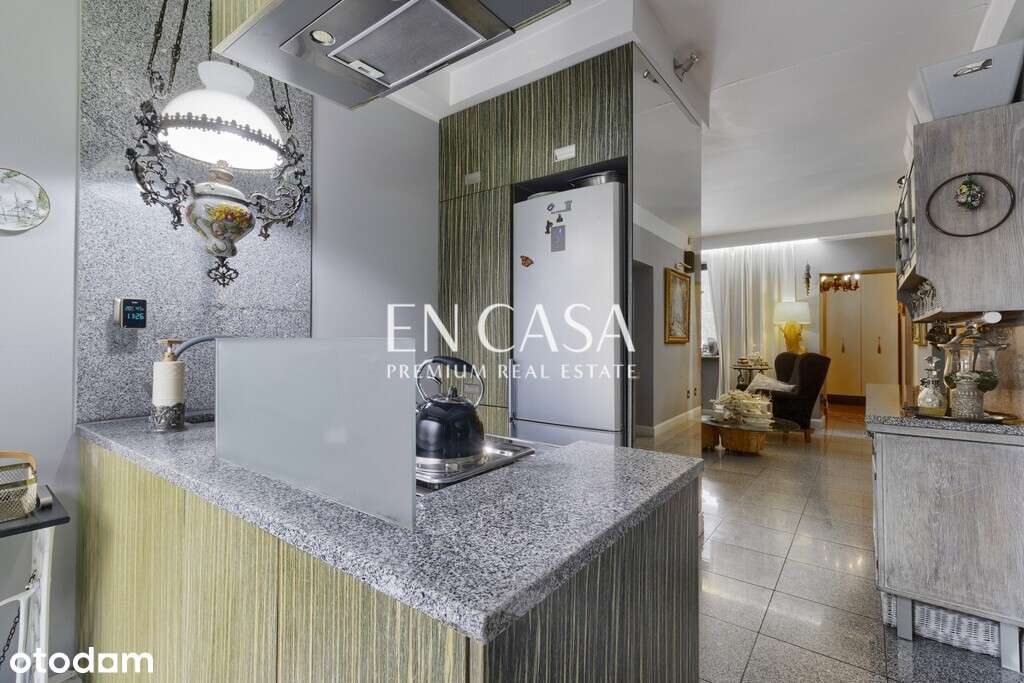 Restauracja przy ruchliwej ulicy.-7