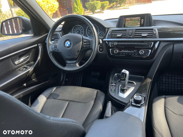 BMW Seria 3 320i xDrive - 26