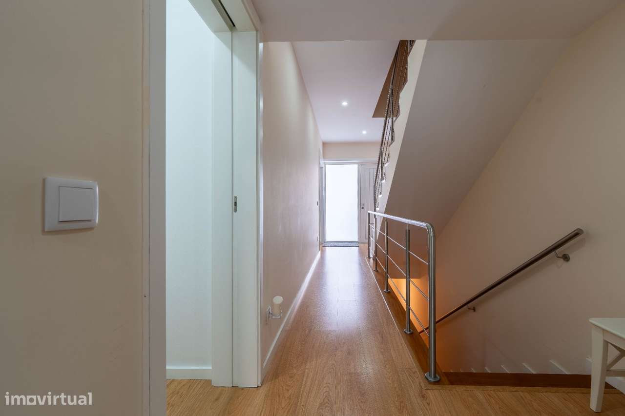 Moradia T4, em banda, de cave, rés-do-chão e andar, como nova!-10