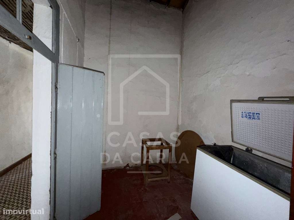 Moradia T4 com quintal e garagem em Cuba para obras-8
