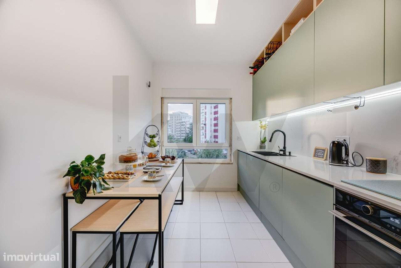 Apartamento T2 totalmente renovado com Suite, Varanda e Arrecadação na-0