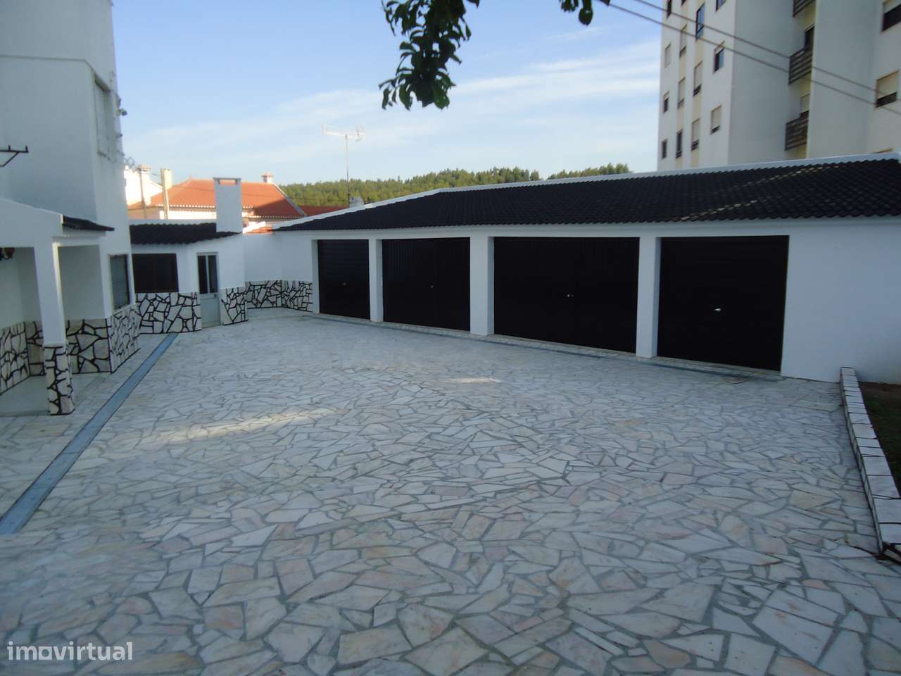 Moradia Duplex T4 em Condomínio Fechado com Pátio e Garagem no Cacém - Grande imagem: 4/18