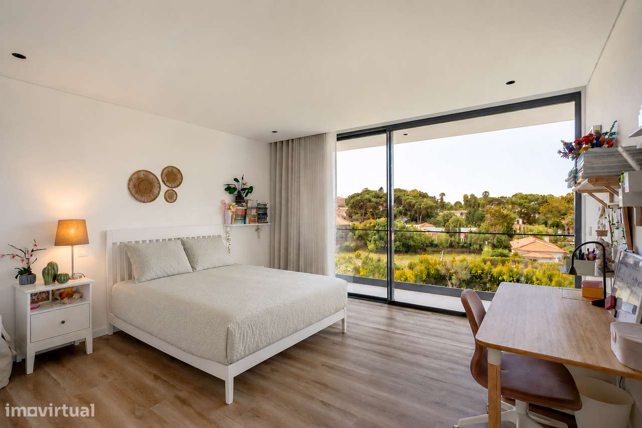 Moradia T4 contemporânea com jardim e piscina no bairro da Martinha, E-8