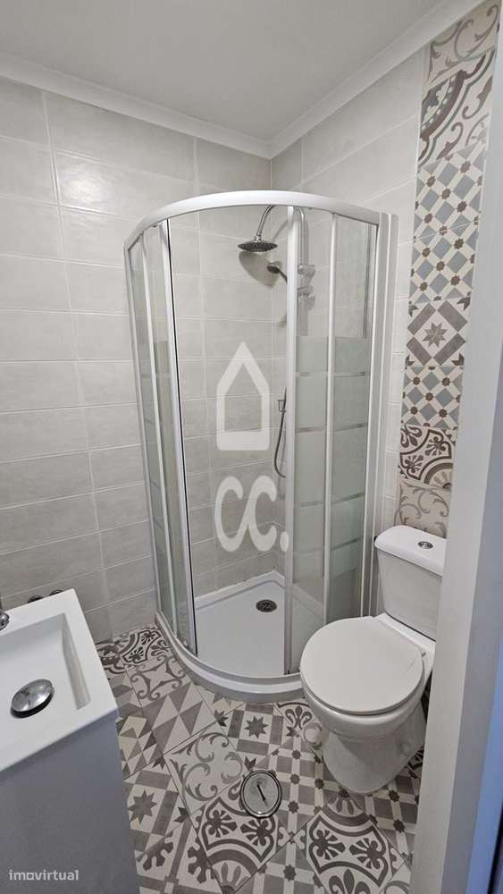 Alojamento com 10 quartos, pronto a rentabilizar, com obras recentes e-25