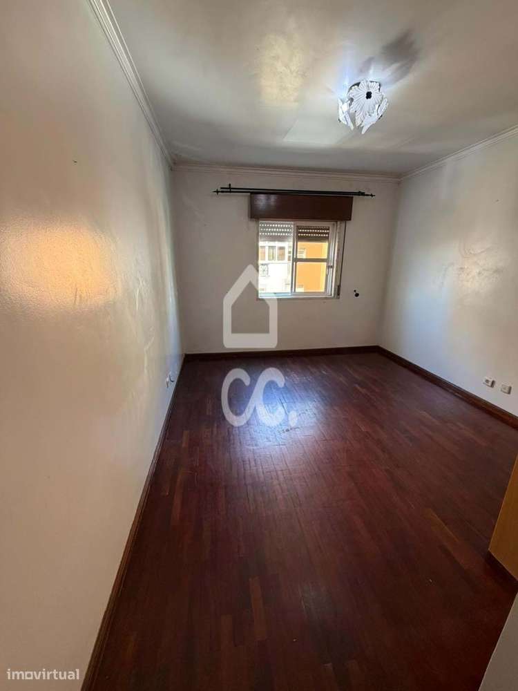 Apartamento T2 com Excelentes Áreas | Tapada das Mercês-9