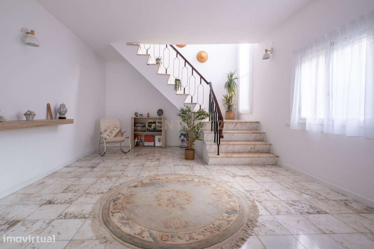 Moradia T2 Remodelada em Câmara de Lobos com Vista para o Pôr do Sol-10