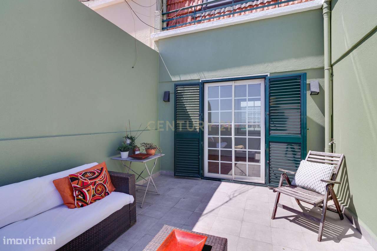 Penthouse com terraço de 28m2 junto ao metro no Rato-25