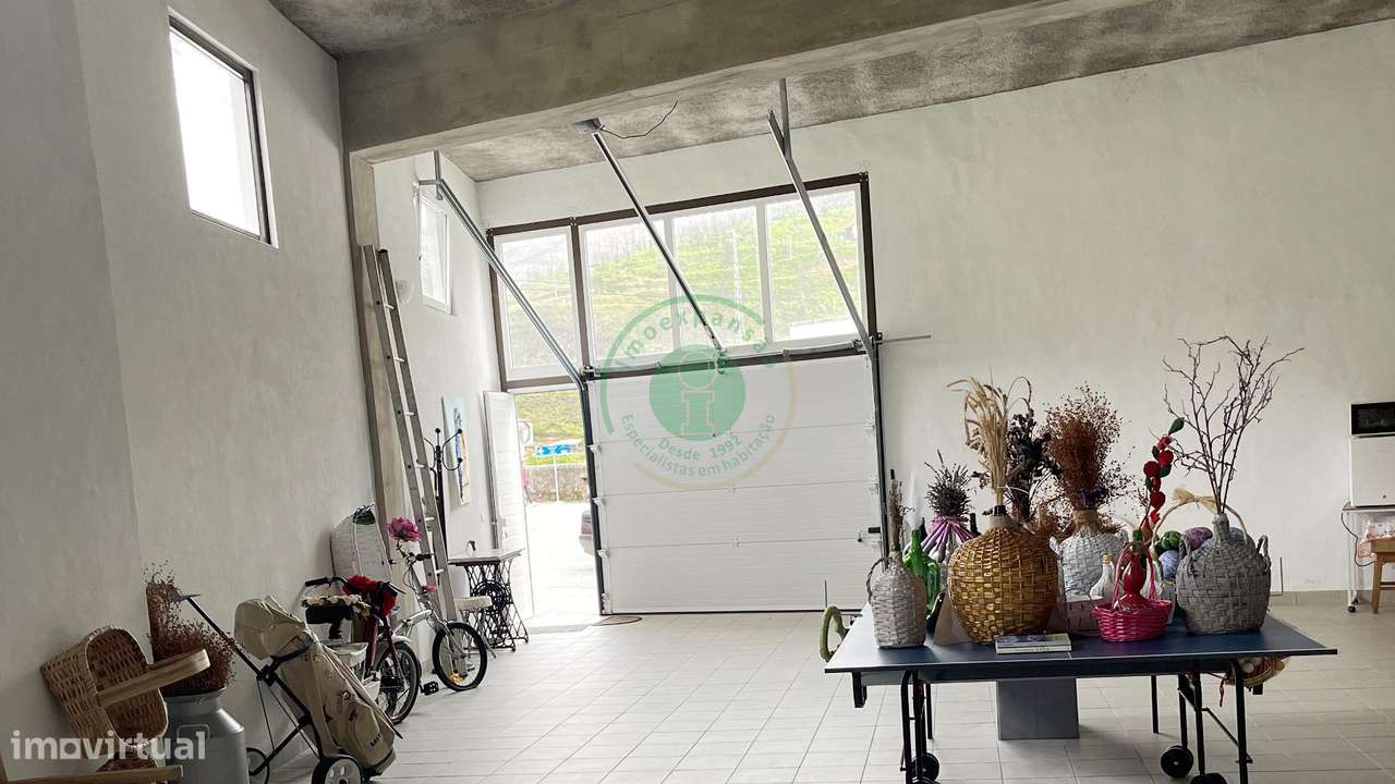 Casa com Terraço e Espaço Versátil-7