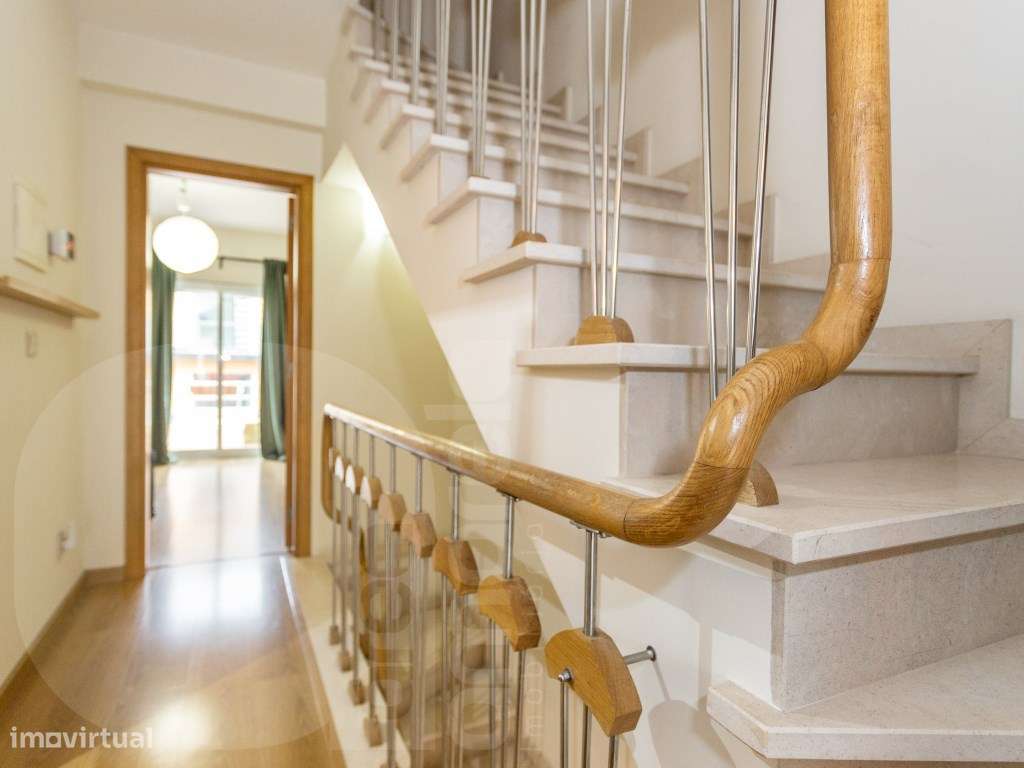 Moradia T3 Duplex com Suite e Espaço Exterior - Quinta do Conde - Grande imagem: 4/13