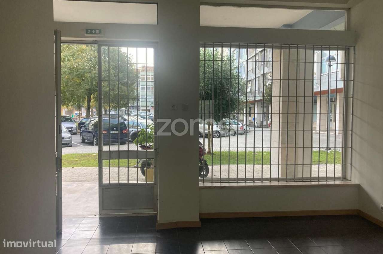 Loja à Venda no Centro da Amadora – Largo Cristóvão da Gama - Grande imagem: 4/13