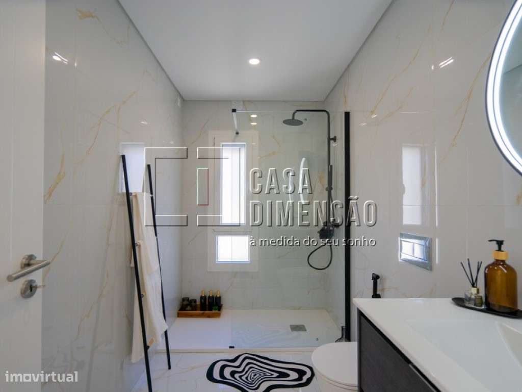 Moradia de tipologia T4+2 na melhor zona da Sobreda, com Piscina, G...-52