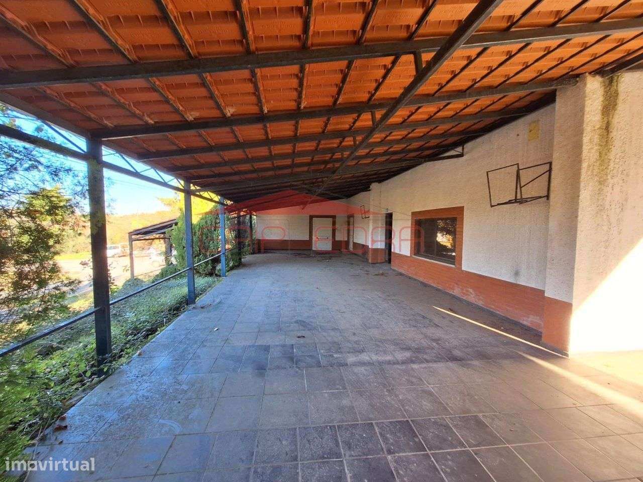 Moradia com estabelecimento e 6 500 m2 terreno em Ferro Covilhã - Grande imagem: 2/27