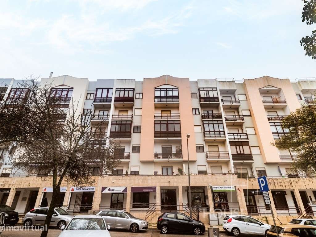 T2 Remodelado no Pragal com vista rio e duas varandas-27