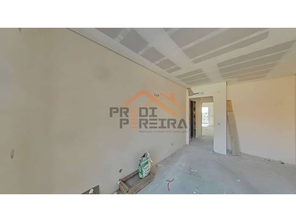 Apartamento T2, localizado em Santo António dos Cavaleiros. - Grande imagem: 5/27