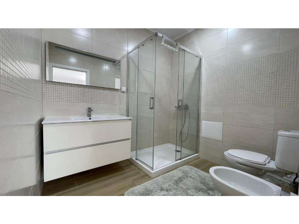 Vende-se moradia T8 junto á Praia da Assenta-26