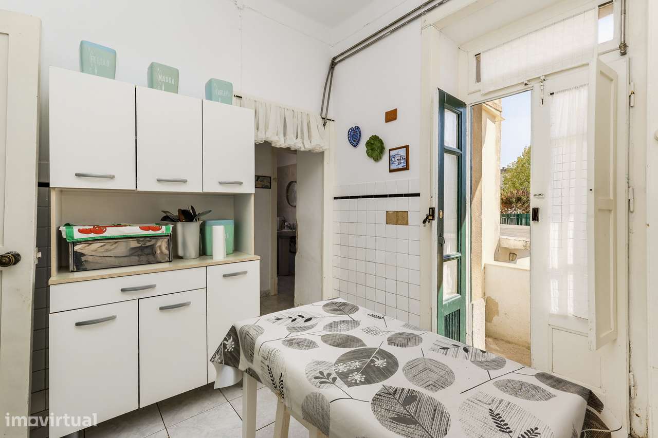 Andar de moradia T3 Para Renovar com Jardim e Localização Privilegiada-11