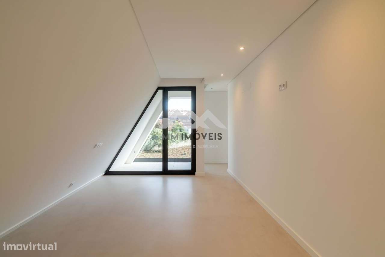 Moradia T3+1 | NOVA | Piscina | Francelos | 4 Frentes | Box | Praia-18