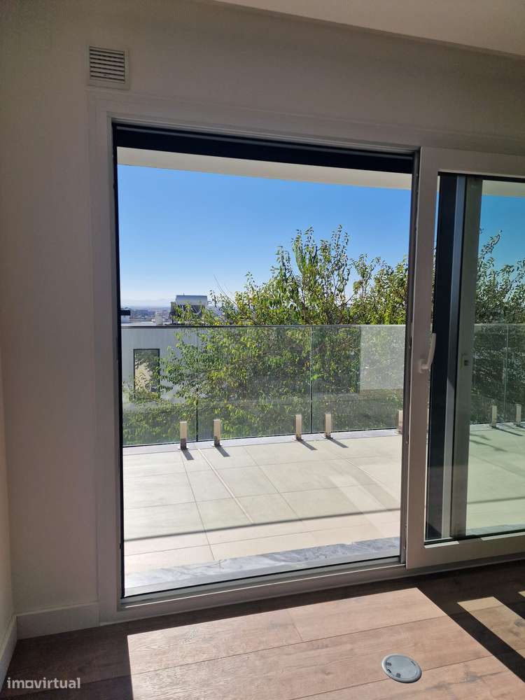 T3 2º Luxo c Estac. Arrecad., Varandas, Vistas jtº Forúm Almada-4