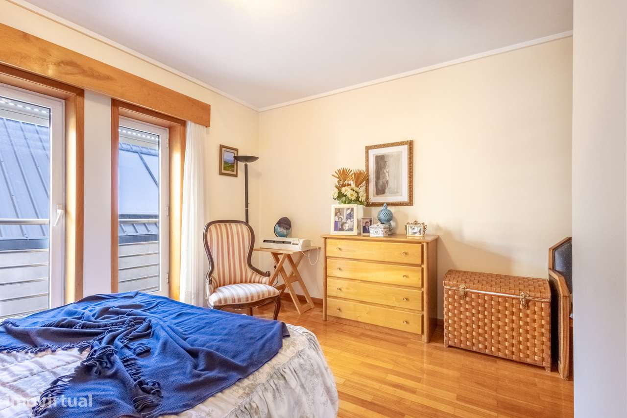 Apartamento T3, prédio com elevador e garagem!-12