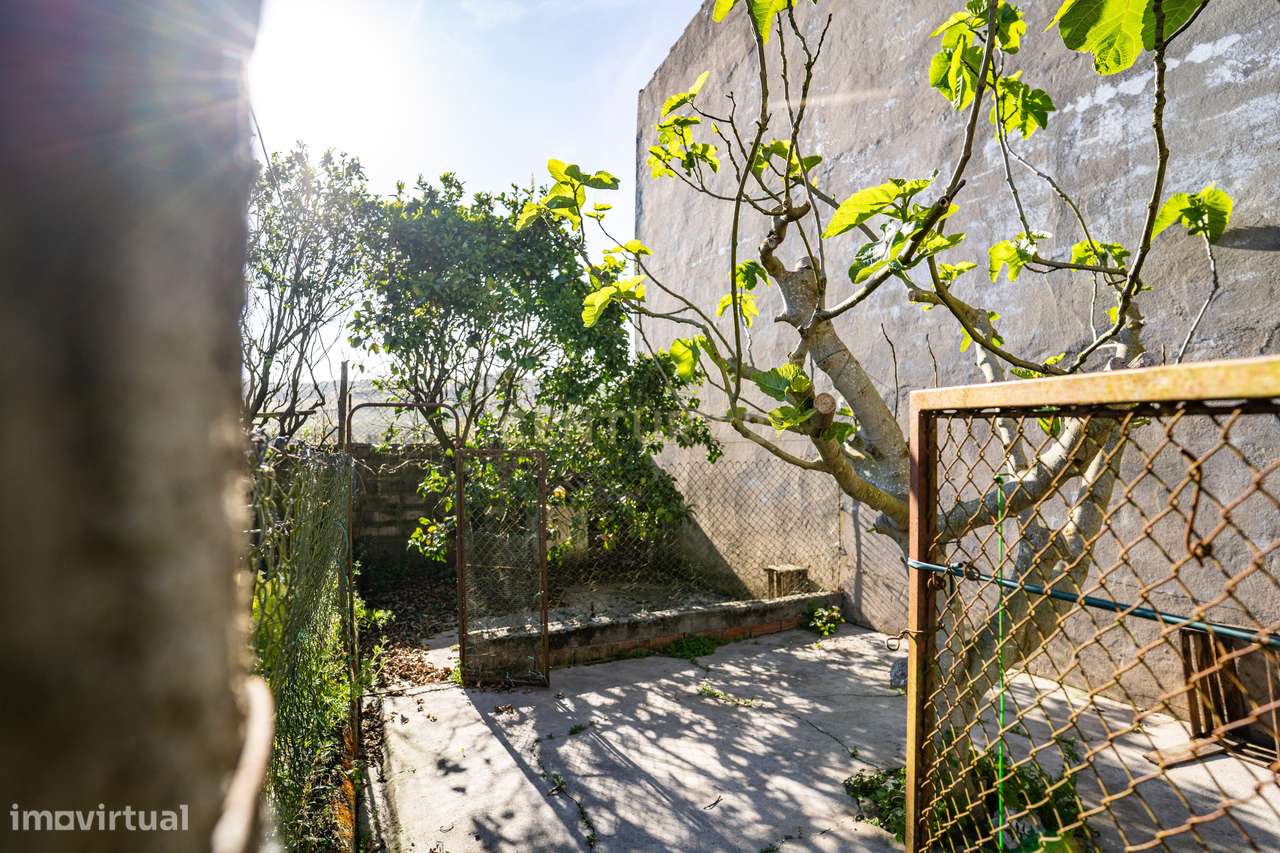 Moradia Bifamiliar com 2 Armazéns de Grande Dimensão-48