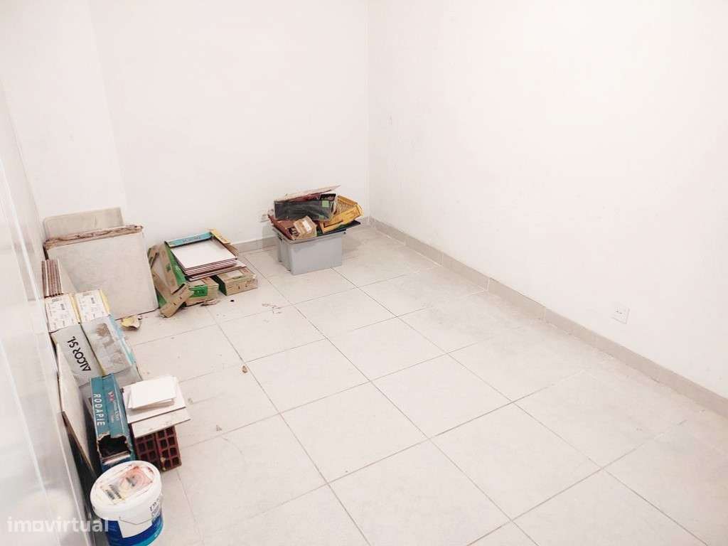 Espaço versátil com 125 m²: ideal para habitação ou serviços-13