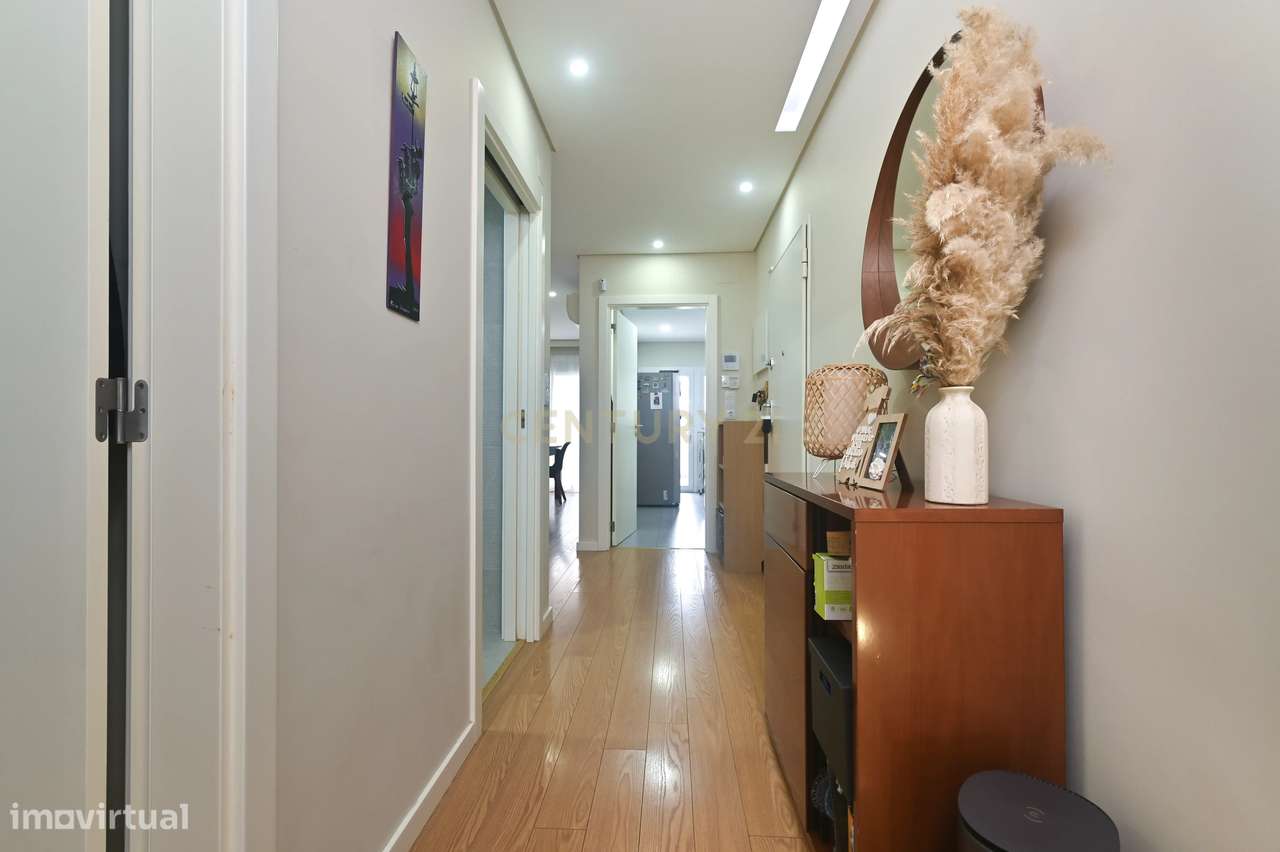 Elegante T2 com 2 Amplos Terraços e parqueamento  para Carro Elétrico-7